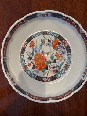 Japanese export porcelain serving bowl in Imari style